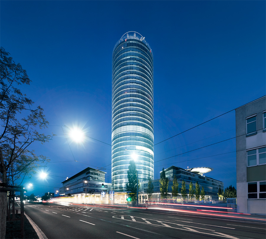 Business Tower bei Nacht