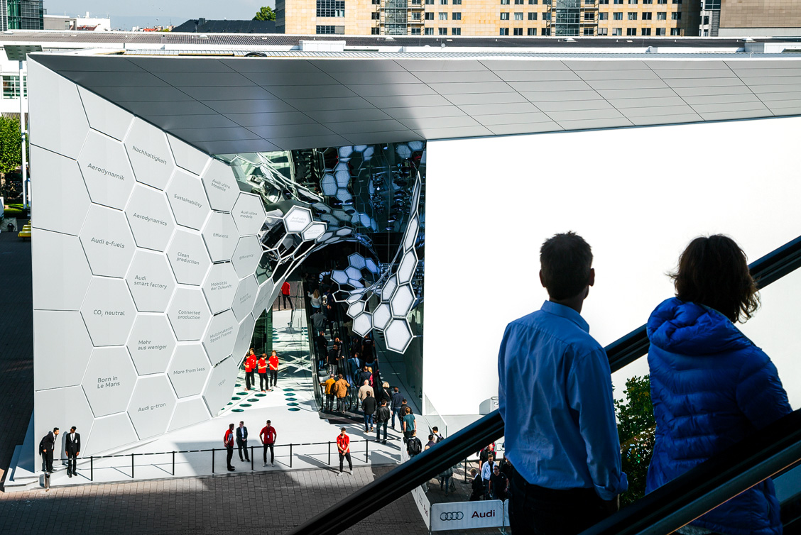 Blick auf den spektakulären Eingangsbereich mit einer organisch vernetzte Leichtbauskulptur und Rolltreppe des Audi Messestands auf der IAA 2015